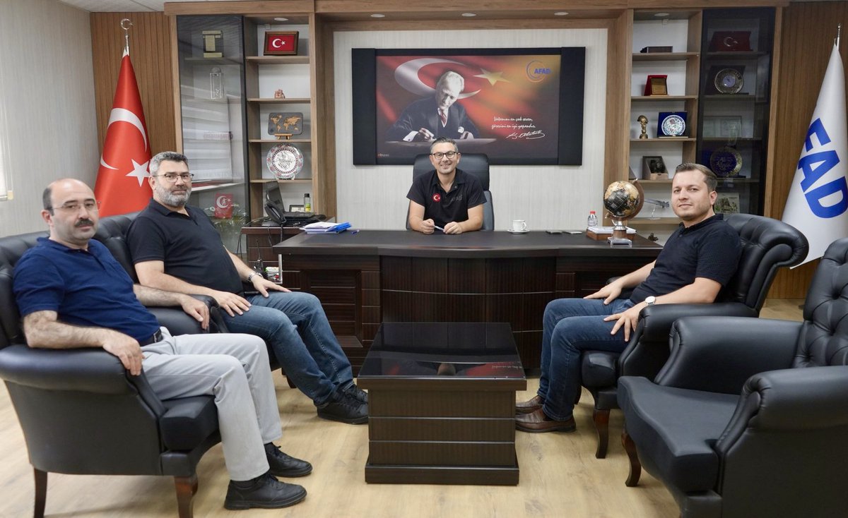 AFAD Afyonkarahisar İl Müdürü Ali Altındal’ı ziyaret ettik.

Ülkemizin farklı noktalarında meydana gelen yangınlarda gösterdikleri özverili mücadele nedeniyle tüm AFAD personelini yürekten tebrik ediyoruz.

Milletimizin huzuru ve güvenliği için emek veren herkesin yanındayız.