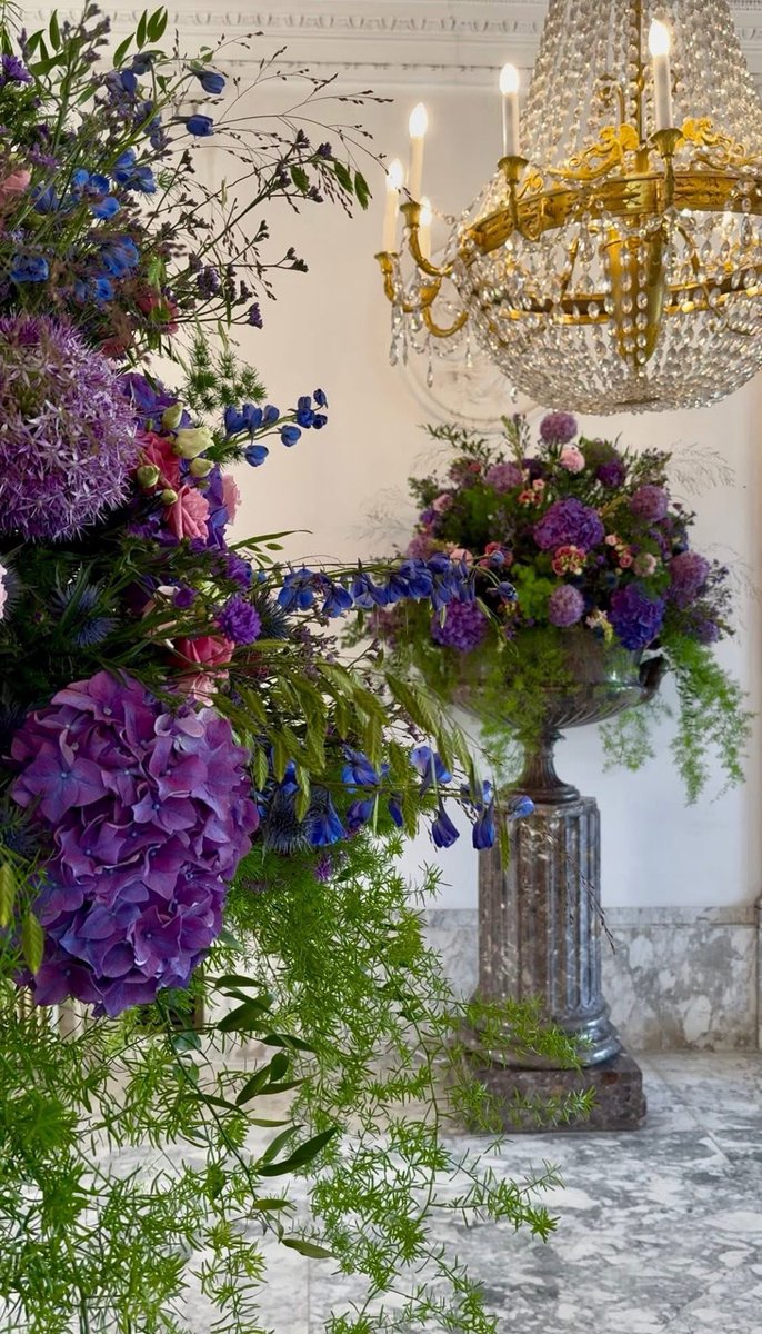 ‘Soestdijk in Bloei’ was a blooming success! #Soestdijk Palace came to life extra spectacularly with flowering plants and blooms in Queen Juliana’s favorite colors.
One of the highlights were the flower arrangements at the entrance of the Palace styled in Anna Paulowna vases!