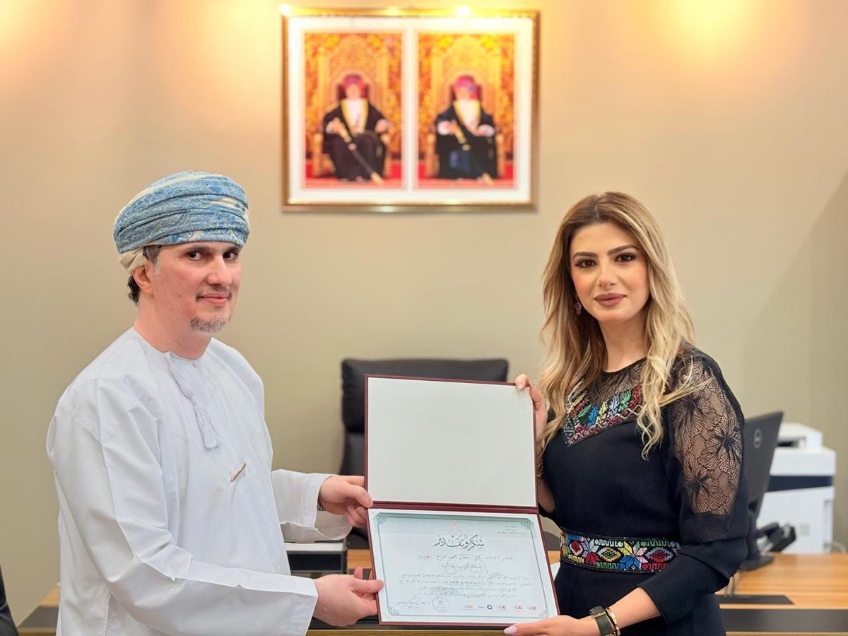 kathyfarraj's tweet photo. امتنان كبير من القلب، لكل من كان جزءًا من رحلتي الجميلة مع برنامج “الناس والخريف” 
كل الشكر والتقدير لسعادة الدكتور محمد الشعشعي، مدير عام الإعلام بمحافظة ظفار بوزارة الإعلام في سلطنة عُمان، على دعمه ومتابعته الدائمة لنا.
وشكر خاص لزملائي في التقديم، محمد سعدون بيت سعيد وراشد السعدي، على روح الفريق والانسجام الذي جعل العمل متعة حقيقية.
تحية تقدير للمخرج المبدع الأستاذ فخرالدين عبدالمولى على لمساته الفنية المبهرة، ولكل الزملاء خلف الكواليس الذين كانوا سر النجاح.
ولا يفوتني أن أوجه شكرًا ثانيًا وعميقًا للزميل محمد سعدون بيت سعيد على الإعداد المهني المتميز الذي أضفى على البرنامج رونقًا خاصًا.
سعيدة جدًا أنني كنت بينكم، ولم أشعر أبدًا أنني بعيدة عن وطني الأردن، فكرم الضيافة وحسن الاستقبال في ظفار كانا كافيين ليجعلاني أشعر أنني بين أهلي وعزوتي 🙏🏻♥️

#كاثي_فراج #كاثي_سلطان_فراج #ظفار #صلاله #صلالة #خريف #خريف_ظفار #عمان #عُمان #الأردن #الأردن