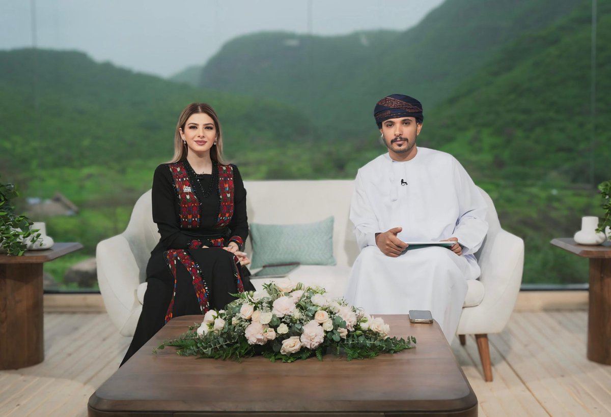 kathyfarraj's tweet photo. امتنان كبير من القلب، لكل من كان جزءًا من رحلتي الجميلة مع برنامج “الناس والخريف” 
كل الشكر والتقدير لسعادة الدكتور محمد الشعشعي، مدير عام الإعلام بمحافظة ظفار بوزارة الإعلام في سلطنة عُمان، على دعمه ومتابعته الدائمة لنا.
وشكر خاص لزملائي في التقديم، محمد سعدون بيت سعيد وراشد السعدي، على روح الفريق والانسجام الذي جعل العمل متعة حقيقية.
تحية تقدير للمخرج المبدع الأستاذ فخرالدين عبدالمولى على لمساته الفنية المبهرة، ولكل الزملاء خلف الكواليس الذين كانوا سر النجاح.
ولا يفوتني أن أوجه شكرًا ثانيًا وعميقًا للزميل محمد سعدون بيت سعيد على الإعداد المهني المتميز الذي أضفى على البرنامج رونقًا خاصًا.
سعيدة جدًا أنني كنت بينكم، ولم أشعر أبدًا أنني بعيدة عن وطني الأردن، فكرم الضيافة وحسن الاستقبال في ظفار كانا كافيين ليجعلاني أشعر أنني بين أهلي وعزوتي 🙏🏻♥️

#كاثي_فراج #كاثي_سلطان_فراج #ظفار #صلاله #صلالة #خريف #خريف_ظفار #عمان #عُمان #الأردن #الأردن