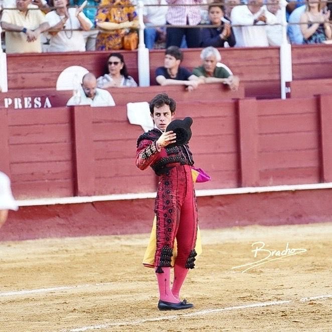 🔴Málaga🔴
Ovación para @ignaciocandelas tras lidiar a Borrachito, primer novillo de la tarde de Macandro.

📷<a href="/davidbrachofoto/">David Bracho</a> 

#malaga #novillada #futuro