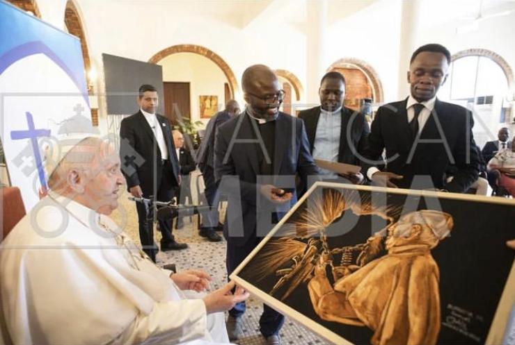 Christian_Mugis's tweet photo. Il est des présents qui dépassent la matière.
Ce matin, à la nonciature apostolique de Kinshasa, nous avons partagé un moment où l’art, la foi et la reconnaissance se sont rencontrés.

L’artiste Samuel BURHAMA @SamuelBurhama, dont l’œuvre avait déjà traversé mers et cœurs jusqu’au Saint Père François lors de sa visite apostolique en RDC et au Soudan, a reçu la médaille papale signe de gratitude universelle et de communion fraternelle.

Pour ma part, j’ai eu l’honneur de recevoir un chapelet béni par le Saint Père. Ce n’est pas un simple objet : c’est une invitation silencieuse à la #prière, à la #paix intérieure et à l’engagement pour un monde meilleur.

Ces gestes nous rappellent que le vrai pouvoir des mains n’est pas de posséder, mais de créer, de bénir et de transmettre. Et que, parfois, ce que nous offrons au monde revient à nous, multiplié par la grâce et l’humanité.

Que la paix soit le partage du peuple congolais.
Que Dieu bénisse la #RDC

@Pontifex_fr @Pontifex266_fr @PatrickMuyaya @seigneurCHRIS01 @chauffeur243 @emongo_browns @MuadiLaeticia @Presidence_RDC @SuminwaJudith