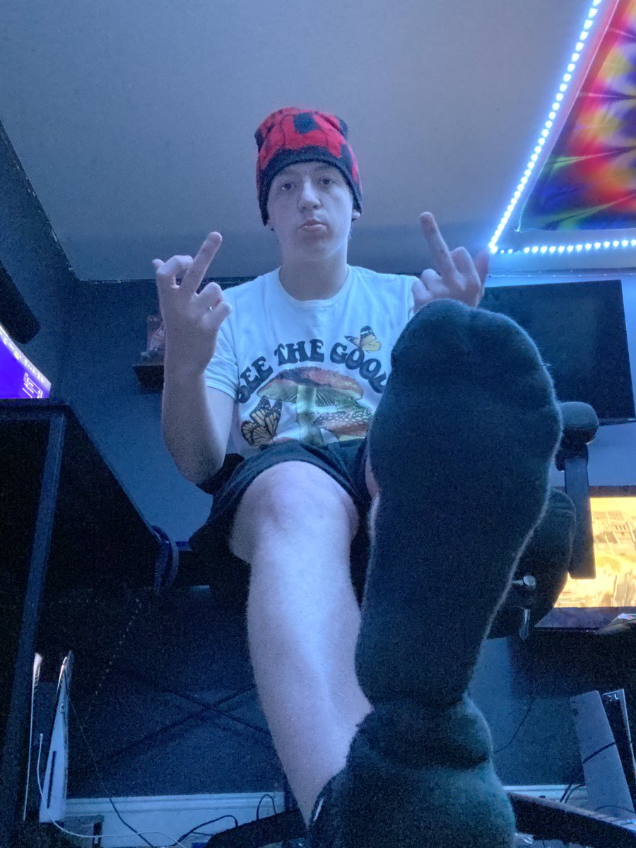 Master_Smitty4's tweet image. Going up north send your 💸 and drool over these feet🐖
#findom #rt #feetworshi̇p