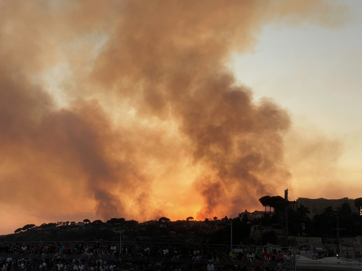 Incendio a Piazza Armerina durante il festival di agosto. Vigili del fuoco sul posto, fumo visibile dal centro storico.