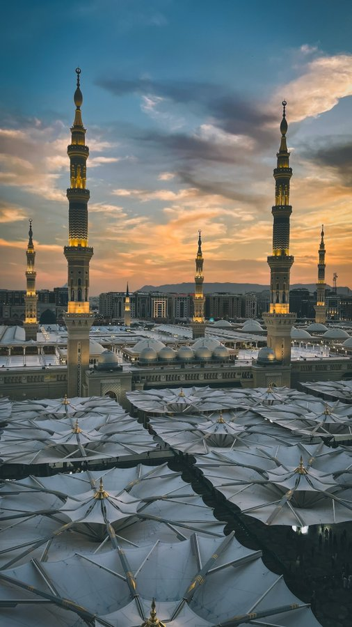 اللهم صل وسلم وبارك على حبيبنا وقدوتنا وشفيعنا محمد ﷺ