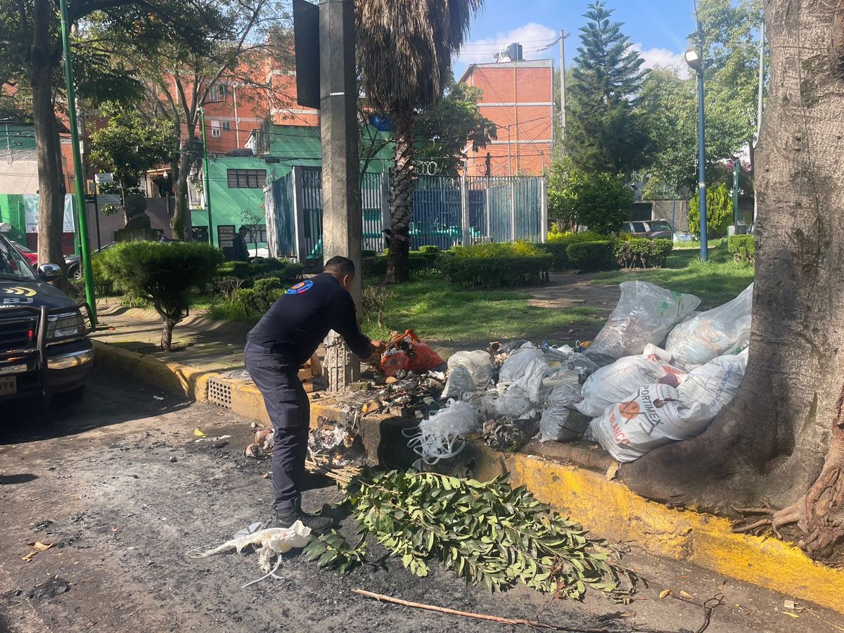 Personal de #ProtecciónCivil360 acudió a la calle Pascual Ortiz Rubio, en la col. San Simón Ticumac, por inicio de quema de basura. El riesgo fue controlado de inmediato, sin personas afectadas.
Cuidar del medio ambiente es tarea de todos, evitemos tirar basura en la vía pública.