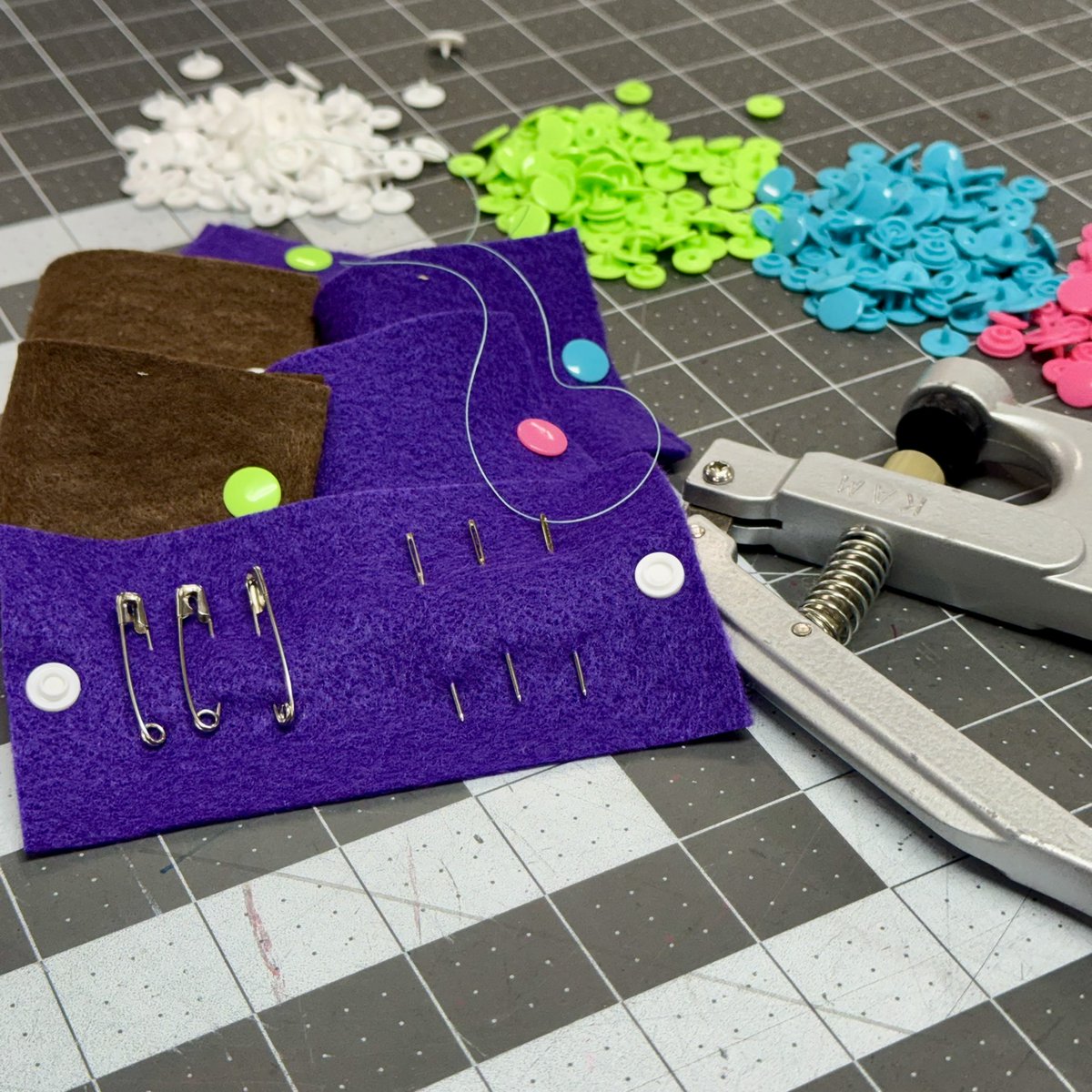 ilovebigbuttons's tweet image. One last project before my #ILikeBigButtons! crew heads off to school. 👩‍🏫This year, we were tasked with creating sewing kit holders with #kamsnaps to store safety pins, sewing needles, and other essential sewing kit supplies for #OperationChristmasChildshoeboxes #samaritanspurse