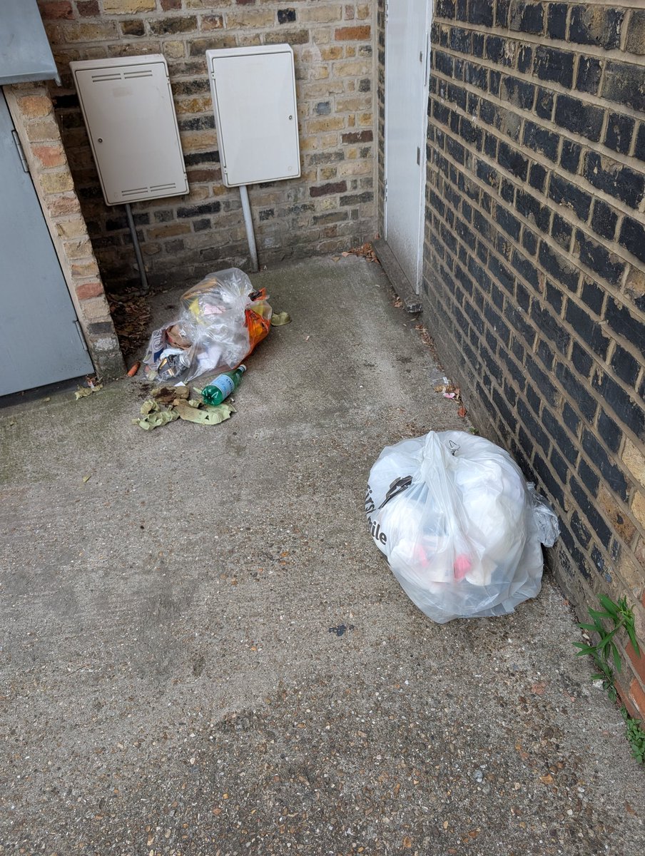 Josh Hughes (@joshhughesld) on Twitter photo Good evening <a href="/WBC_Help/">WBC Customer Service</a> please can you remove this fly tip on the corner of Oxford Rd and Putney Bridge Rd, SW15 2PU. Thanks. Good evening <a href="/WBC_Help/">WBC Customer Service</a> please can you remove this fly tip on the corner of Oxford Rd and Putney Bridge Rd, SW15 2PU. Thanks.