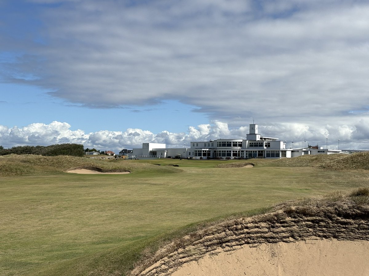 nleech7657's tweet photo. It’s always been a great course but the changes have made it even better! Excellent work @royalbirkdale &amp; awesome early morning knock with Chris @smithie36 &amp; Ben. Hard to get a better place to play👌🏌️‍♂️😎 #puregolf #iconicvenue https://t.co/AdFPCJUHyt