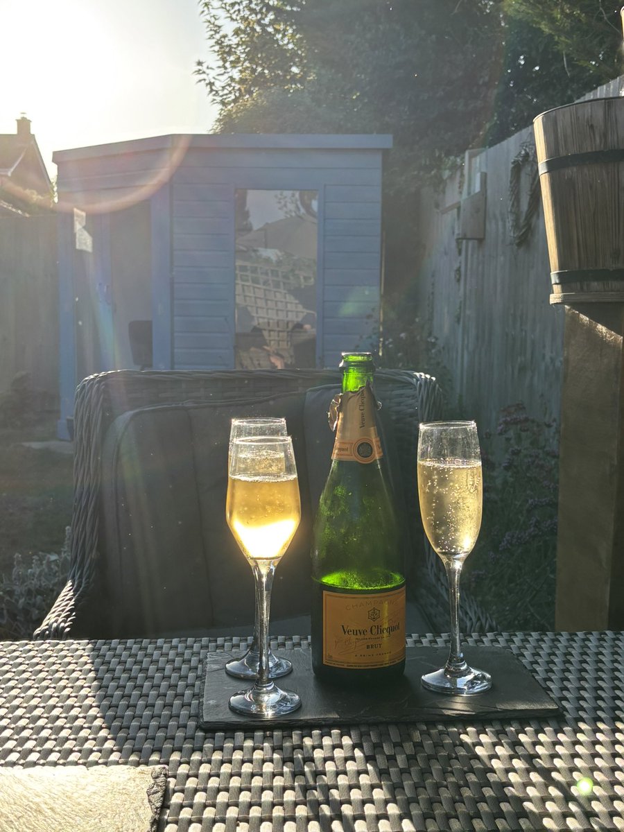 WaterlooSunset's tweet image. Raising a glass to all ⭐️ unsung educators,over last 15 yrs,at Nunney Pre-School,Trinity 1st School Frome, Southbourne Juniors &amp;amp; Bourne Community College - West Sussex, Portsmouth Grammar School @PGS1732 &amp;amp; @invictagrammar Maidstone.@LorcanBonser #GoingToCambridge is your accolade