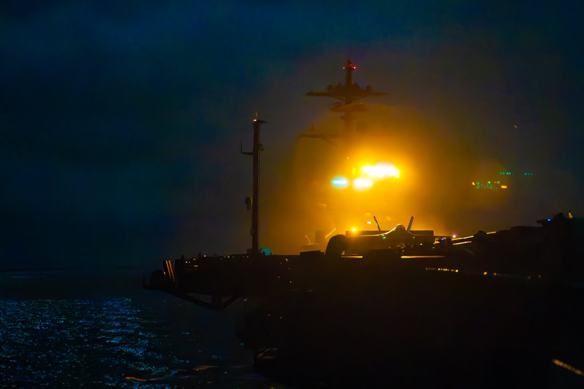 USPacificFleet's tweet photo. Flight ops aboard USS Theodore Roosevelt ⚓✈️

From F/A-18F Super Hornets to F-35C Lightning IIs, Carrier Strike Group 9 keeps skills sharp and readiness high in the U.S. 3rd Fleet. 
#USNavy #FlyNavy #CarrierStrikeGroup #3rdFleet https://t.co/4ZPYUfB8Xh