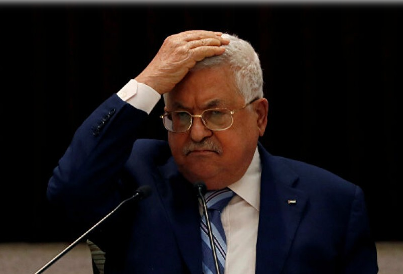 "عمرك شفت ميت يتكلم؟"

هذا هو عباس؛ بلاء أنزله الله على الشعب الفلسطيني، كما أنزل بلاء الاحتلال.

ما يثير العجب أن عميلًا مثله يحكم شعبًا سطّر في مقاومته وصموده ما لم يسطره شعب من قبل.

هو ميت فعلًا، لا قيمة له، ولا أحد يستشيره. لكن حين يحتاجه من يدفعون له راتبه، يطلّ ليطالب