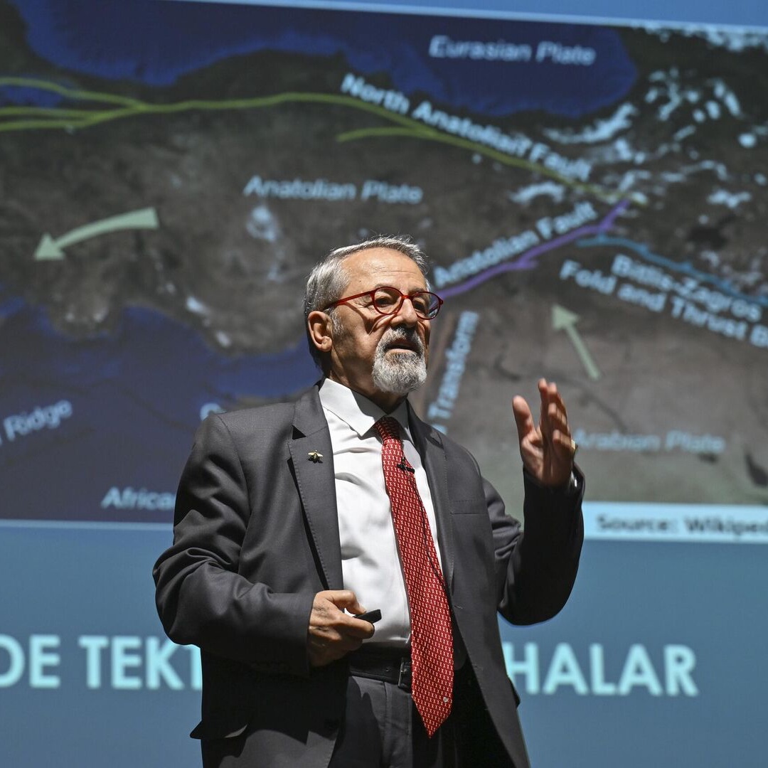 Prof. Dr. Naci Görür: (Marmara depremi)

"Kuzey Anadolu Fay'ı her 250 senede bir, 7 ve üzeri deprem üretiyor.

Fayın deprem oluşturma periyodu doldu. Bugünlerde deprem yapmak zorunda."