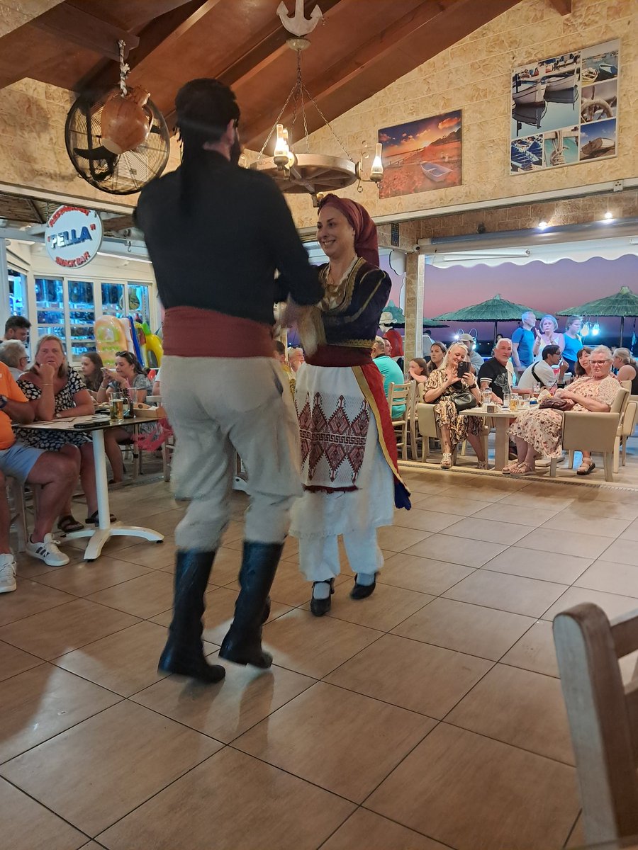 adelej03's tweet image. A little snippet of gorgeous Crete....there's definitely something about sunsets abroad 🌅 And a little bit of Greek dancing 💃 🕺🇬🇷