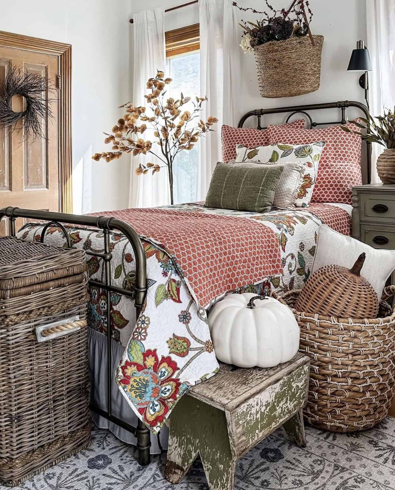 Farmhouse Bedroom Decorating Ideas: Cozy & Stylish Inspiration