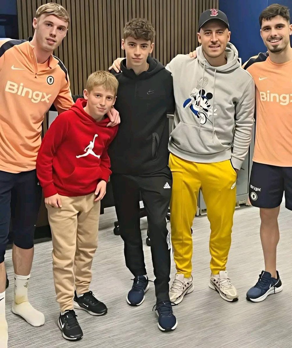 the Former 🔟 MEET the Current 🔟

... Eden Hazard &amp; Sons meets Cole Palmer &amp; Pedro Neto !!! 🔵