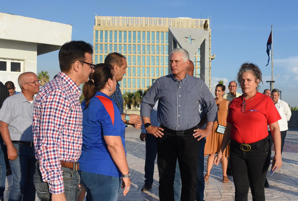 PartidoPCC's tweet photo. Esta mañana @DiazCanelB y @DrRobertoMOjeda
recorrieron sitios de la capital, entre ellos: la Tribuna Antiimperialista, histórico lugar de la Revolución, donde se acomete un fuerte proceso inversionista para su recuperación. https://t.co/M7wp7uavmv