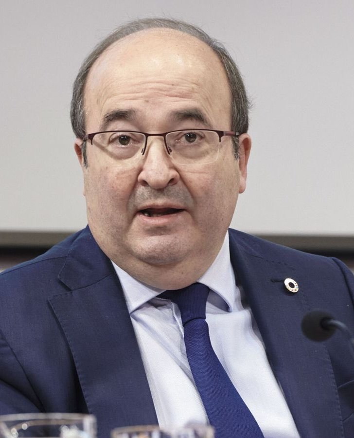 Detrás de esa cara de fracasado escolar, se esconde Miquel Iceta.
Gana la friolera de 220.000€/año por ser el Embajador de España en la UNESCO, lleva dos años sin agenda oficial, es decir,  sin currar.

No tiene el Bachillerato y vive en un palacio en París. Que le pagas tú.