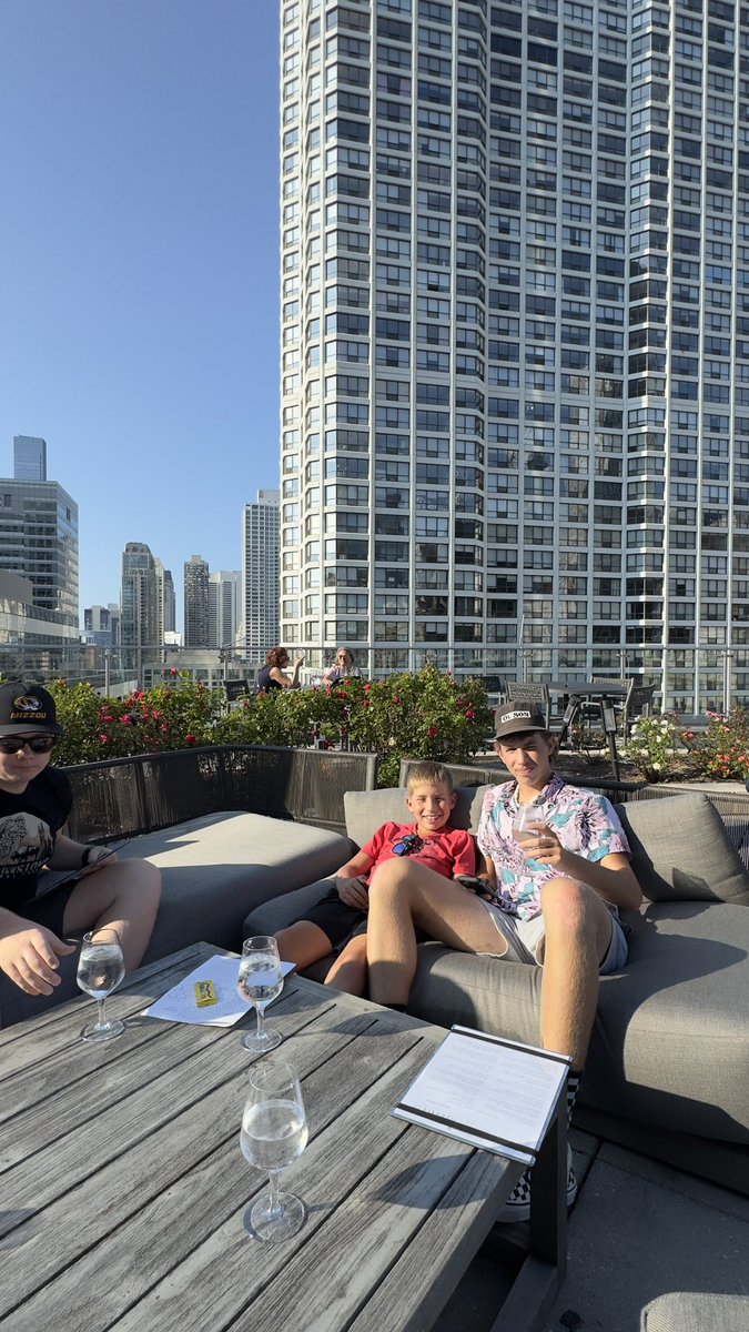 cspatrick417's tweet photo. Light lunch at Terrace16 in Chicago! Great view and great food! #ChicagoVaca https://t.co/VSfGkYwvYE