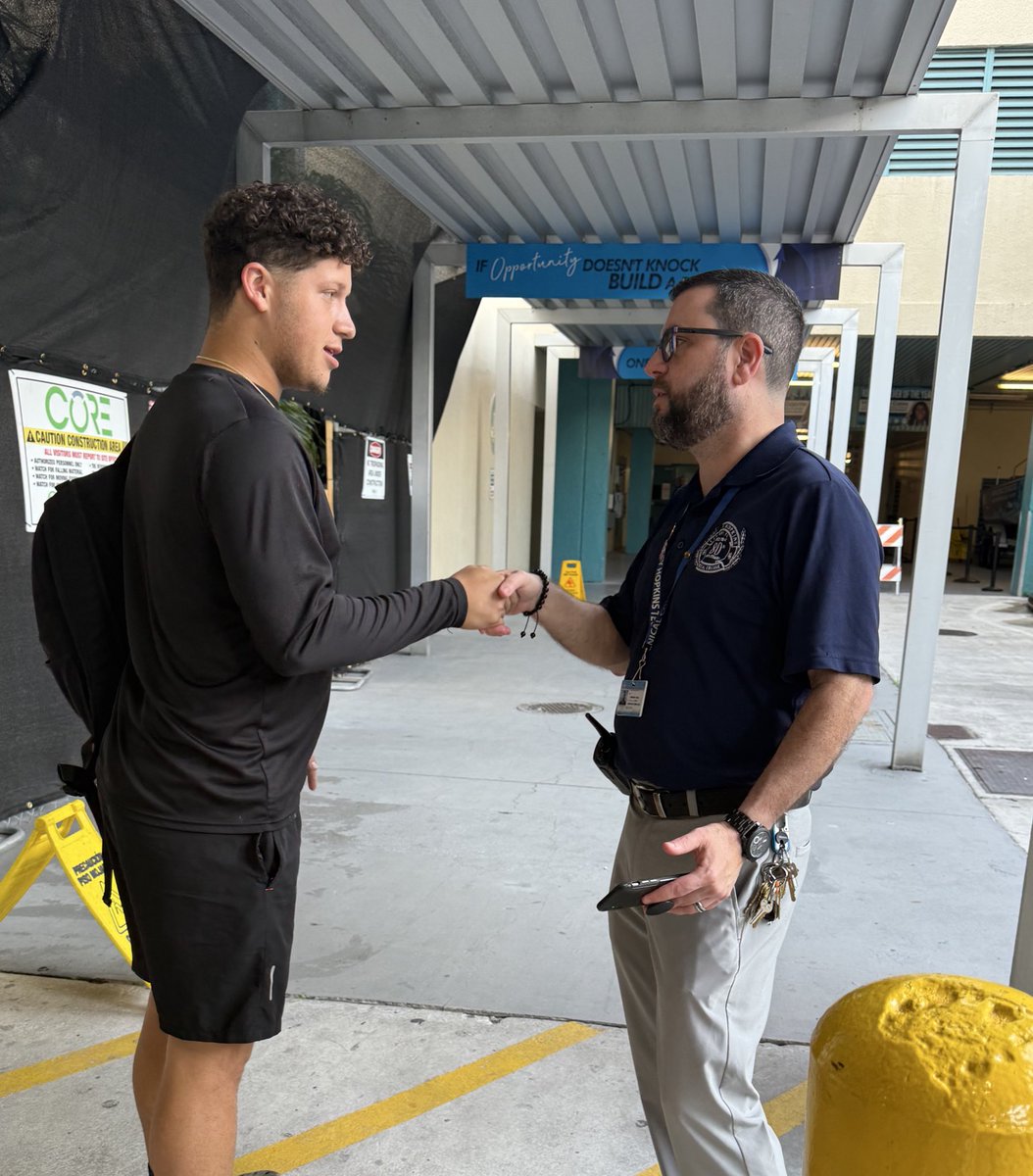 Lindsey_HTC's tweet photo. And this is what good customer service looks like at Lindsey Hopkins Technical College 🙌💫 #YourBestChoiceMDCPS #StepUpToSuccess https://t.co/jzPJRbHHRT
