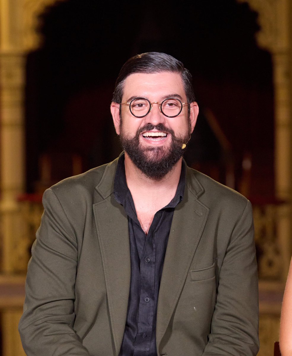 🎉🎭Hoy puedo gritarle al mundo, desde Cádiz, que de nuevo Cádiz, me hace uno de los grandes regalos de mi vida. Voy a cumplir uno de mis grandes sueños, uno de esos que parecen lejanos, imposibles e inalcanzables. La utopía de aquel niño con hambre de genios que descubrió hace