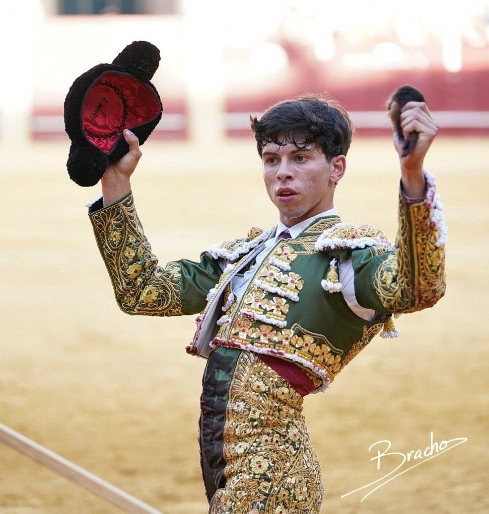 🔴Málaga🔴
Julio Méndez corta una oreja a Avaricioso, segundo novillo bis de la tarde de Macandro.

#malaga #novillada #futuro
