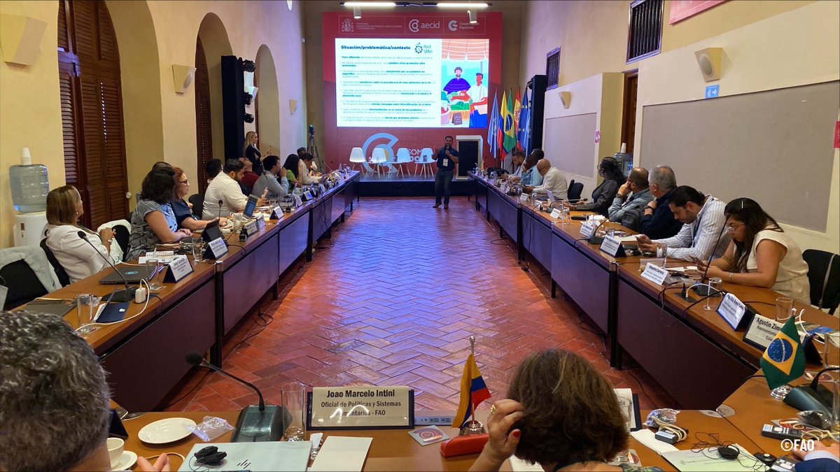 #AHORA 
📢El oficial de nutrición de <a href="/FAO/">Food and Agriculture Organization</a>, Israel Ríos, presenta la propuesta de campaña de comunicación para mercados públicos de alimentos en la Reunión de la #RedSPAA de América Latina y el Caribe.
#MejorMedioAmbiente
#MejorNutrición