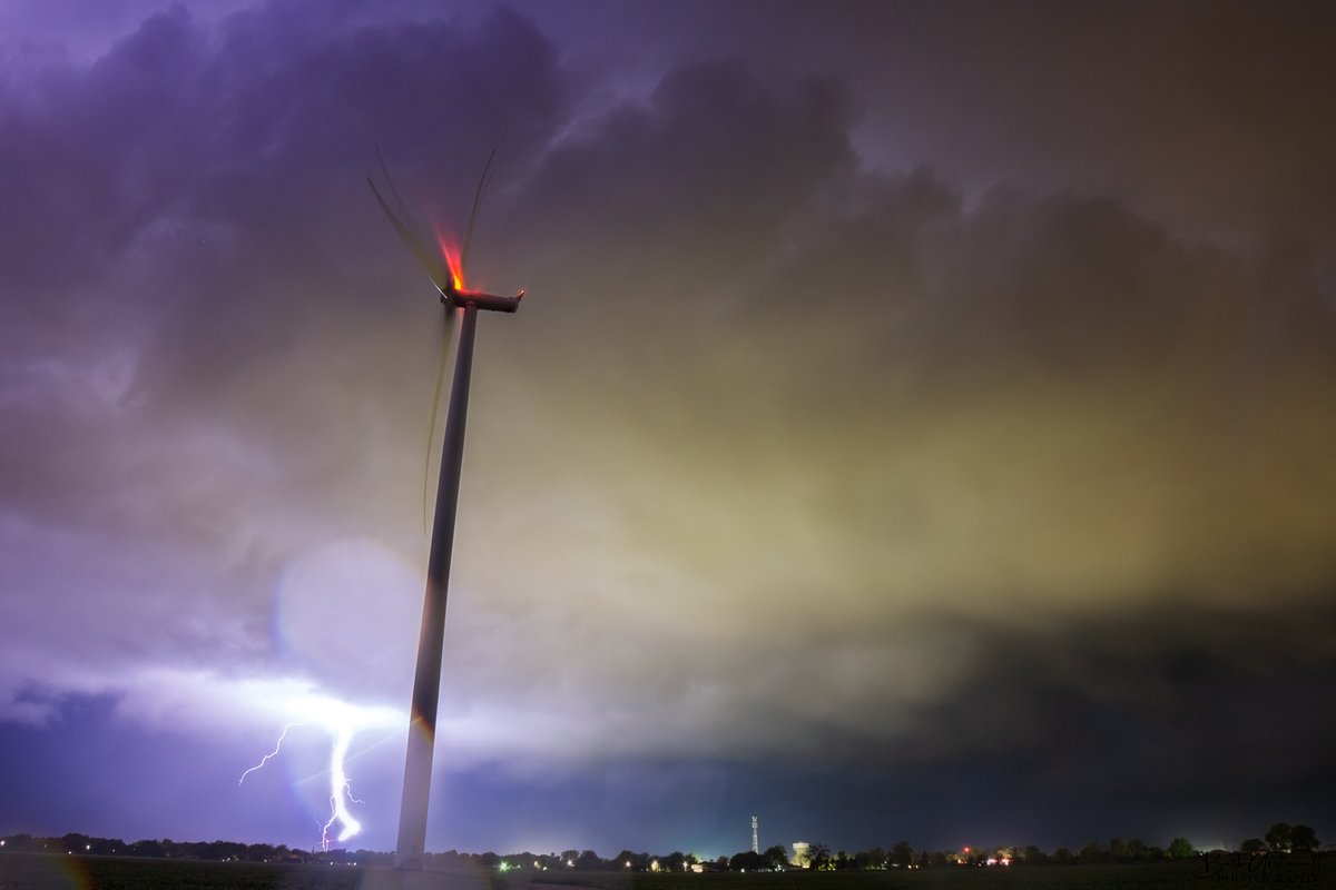 BeyondTheLensBA's tweet photo. Tilbury 10:56p.m. Aug.12.2025 A storm system came through our area. Taken from Davidson Rd. looking west towards town. Turbine got struck by a huge lightning bolt. Highly cropped to see the lightning strike better. #onstorm #shareyourweather #ckont https://t.co/0Vd5EePEqq