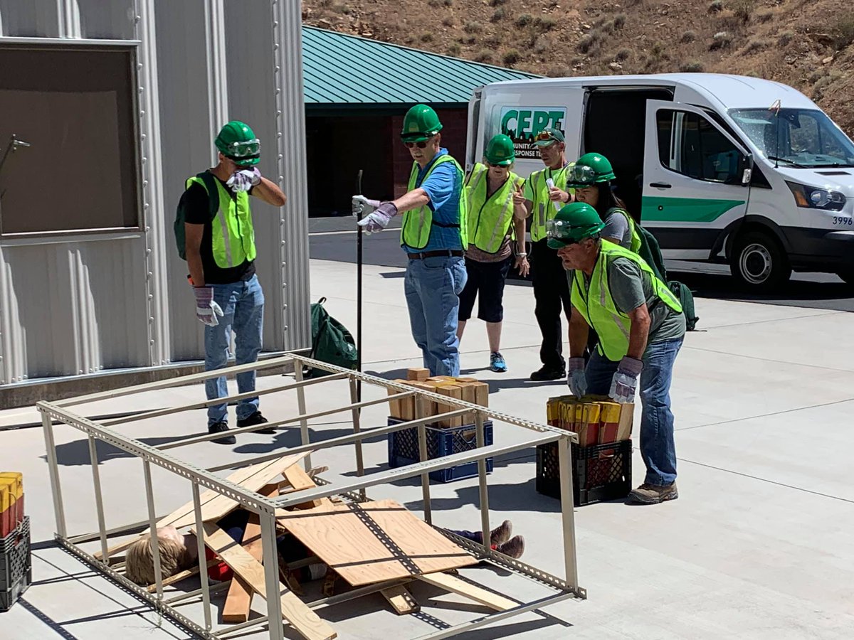 CLVAlerts's tweet photo. When disasters happen, first responders can be overwhelmed. That's where the Community Emergency Response Team (CERT) comes in. CERT offers free emergency response training. Register for a course here: https://t.co/9YsqYTHS1A #Preparedness @CityOfLasVegas https://t.co/1h0OxLTsU7