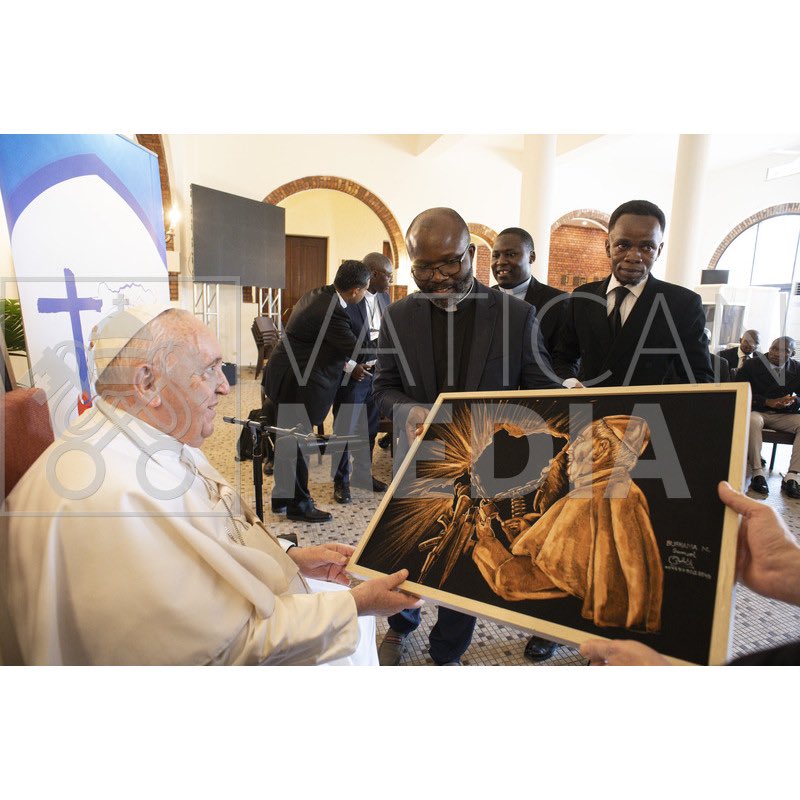 SamuelBurhama's tweet photo. Heureux d’avoir été accueilli à la Nonciature Apostolique, où j’ai remis une copie de l’œuvre offerte au Pape François lors de sa visite en #RDC, en hommage à son message de #paix et d’espérance. Une médaille de reconnaissance m’a été remise, un grand honneur 
@Presidence_RDC https://t.co/diHhOxPhT5
