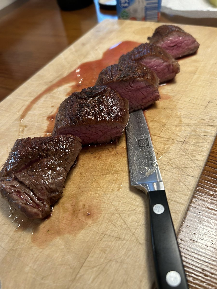 Metzgerstück, SousVide 54 Grad, 1,75 Studen, direkt ausm Gefrierschrank
Dazu … ähm … der Rest vom Spargel, der noch im Gefrierschrank war.
