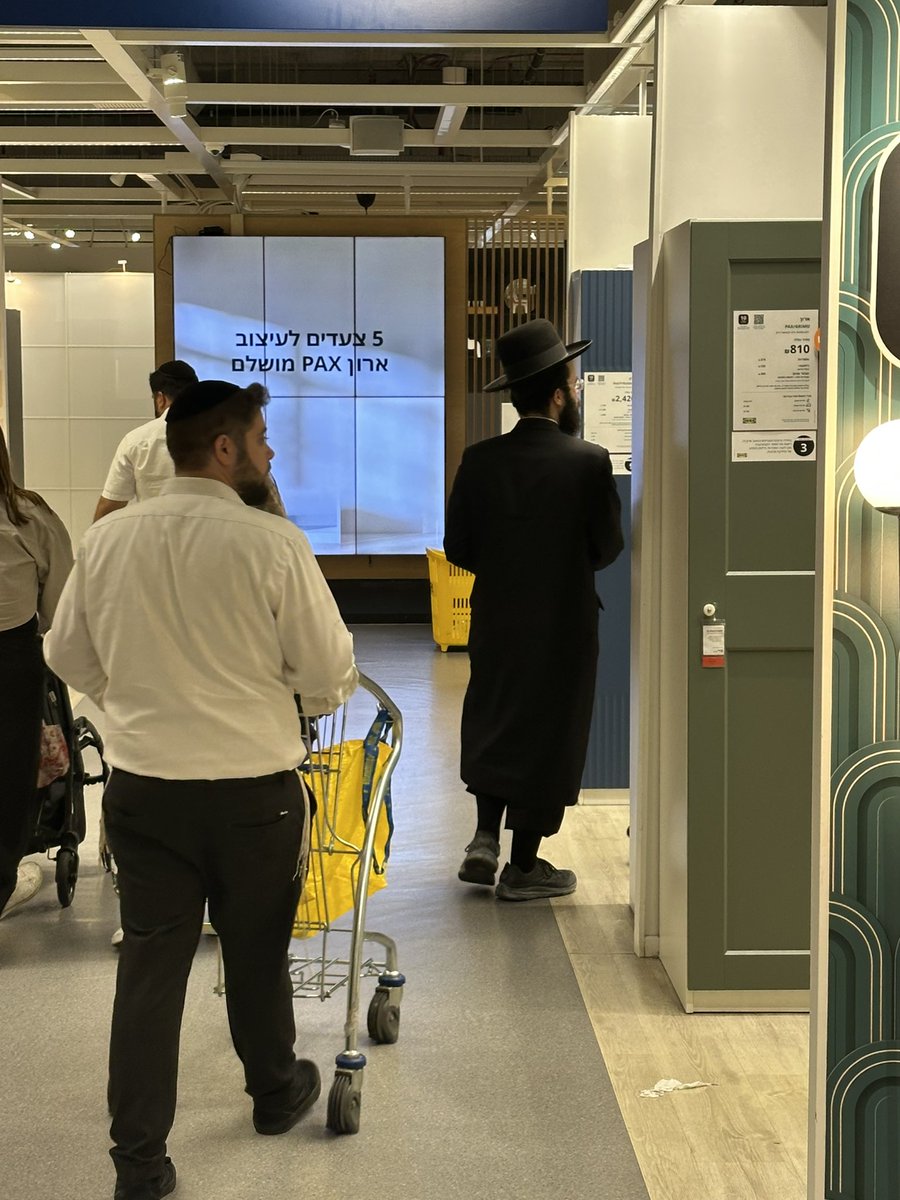 mmaayan's tweet image. המוני מילואימניקים שיצאו לחופשת התאווררות מעזה..גודשים כעת את איקאה ועמם בני הדור הצעיר שמחכים לצו הראשון..מי שלא קונה נמצא בחדר אוכל חוגרים