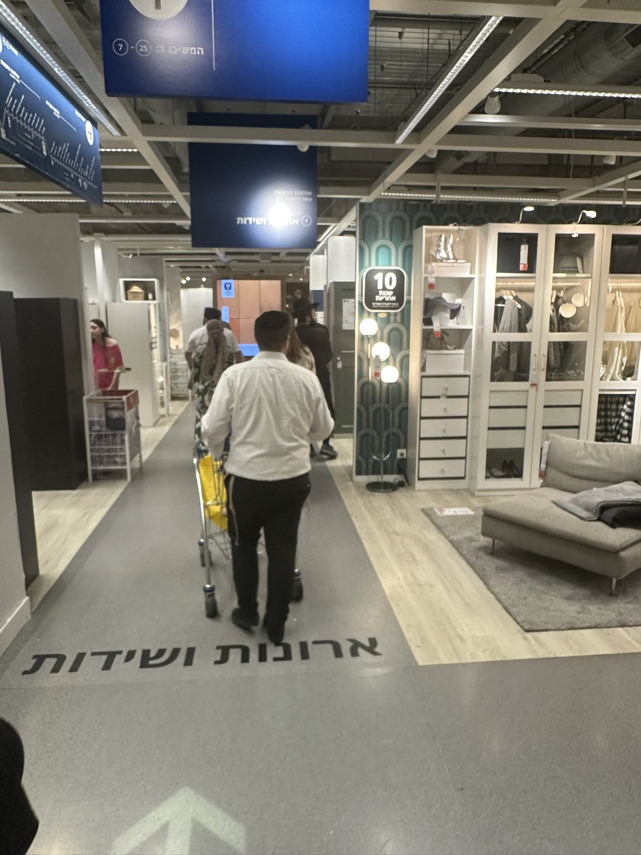 mmaayan's tweet image. המוני מילואימניקים שיצאו לחופשת התאווררות מעזה..גודשים כעת את איקאה ועמם בני הדור הצעיר שמחכים לצו הראשון..מי שלא קונה נמצא בחדר אוכל חוגרים