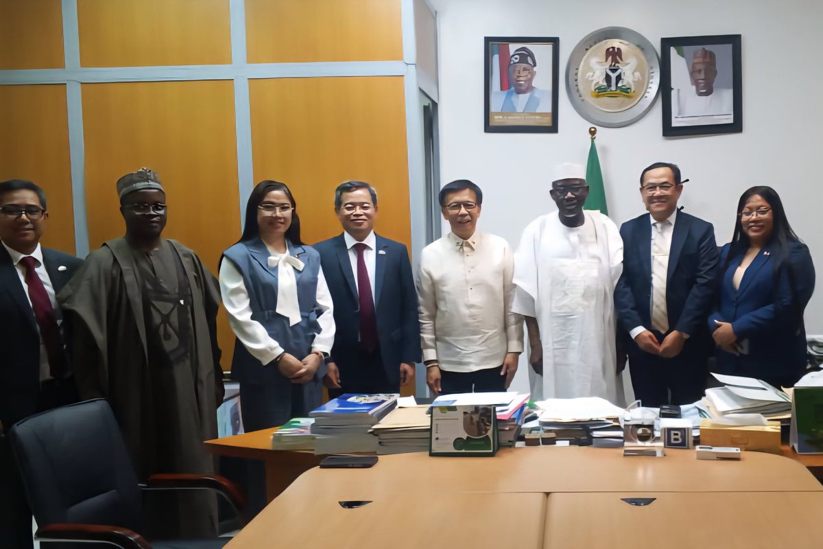 PRESS RELEASE

NIGERIA, PHILLIPINES TO STRENGTHEN LABOUR COOPERATION

The Federal Government has expressed readiness to strengthen the existing labour cooperation with the government of the Republic of the Phillipines. 

Minister of Labour and Employment, Muhammad Maigari