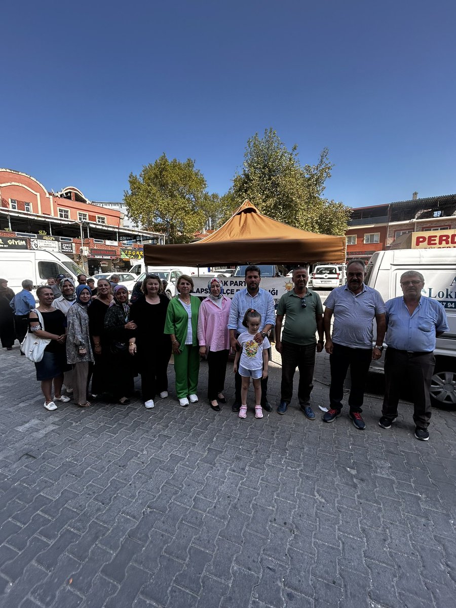AkPartiLapseki's tweet photo. Partimizin kuruluş yıl dönümünde, birlik ve beraberliğimizin simgesi olarak parti binamızın önünde hemşehrilerimize lokma ikramında bulunduk.
Kurulduğumuz günden bu yana milletimizin hizmetinde olmanın gururunu yaşıyor, “Milletimizle beraber, milletimiz için” anlayışıyla. https://t.co/pCNimFCEl5