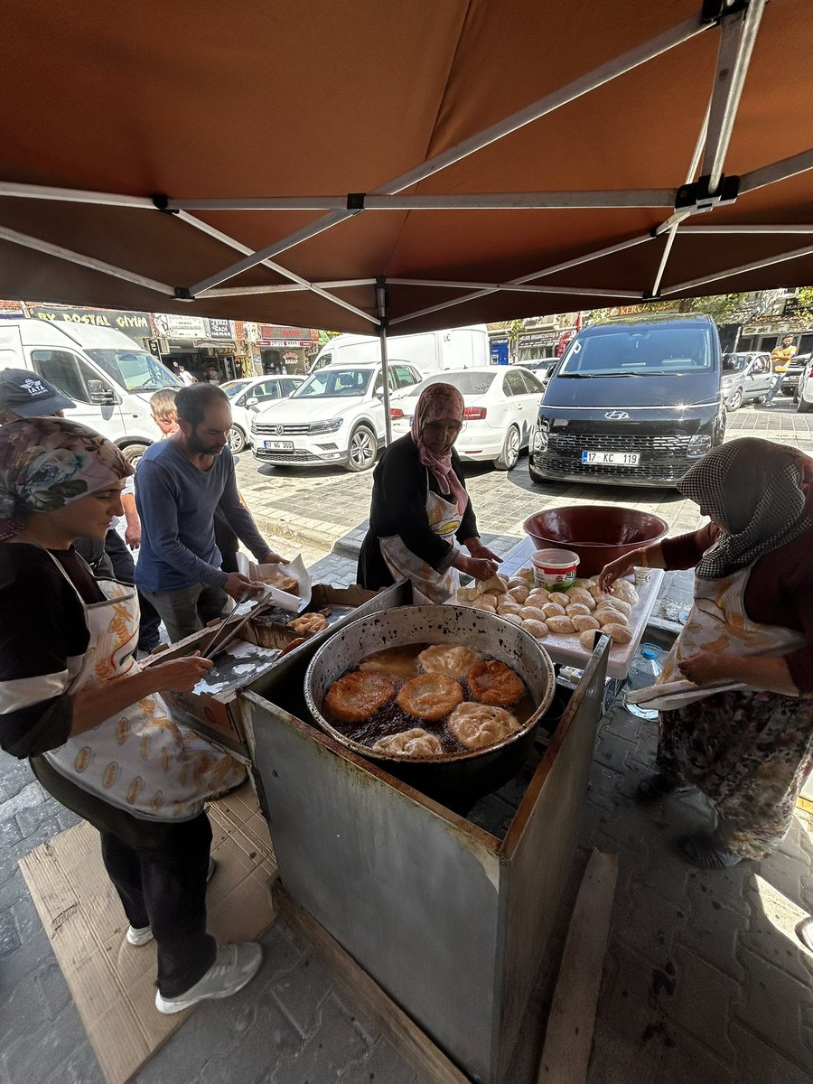 AkPartiLapseki's tweet photo. Partimizin kuruluş yıl dönümünde, birlik ve beraberliğimizin simgesi olarak parti binamızın önünde hemşehrilerimize lokma ikramında bulunduk.
Kurulduğumuz günden bu yana milletimizin hizmetinde olmanın gururunu yaşıyor, “Milletimizle beraber, milletimiz için” anlayışıyla. https://t.co/pCNimFCEl5