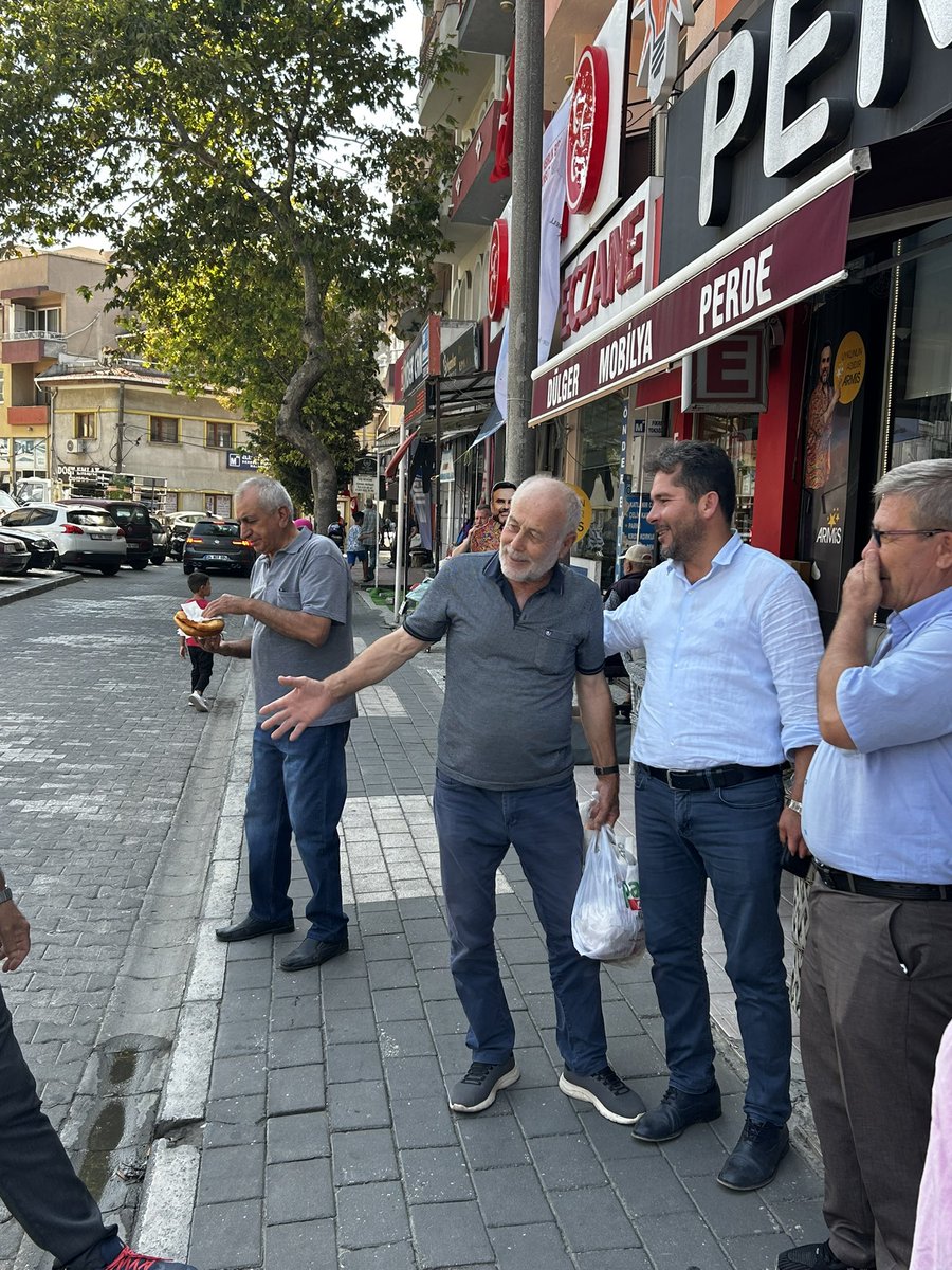 AkPartiLapseki's tweet photo. Partimizin kuruluş yıl dönümünde, birlik ve beraberliğimizin simgesi olarak parti binamızın önünde hemşehrilerimize lokma ikramında bulunduk.
Kurulduğumuz günden bu yana milletimizin hizmetinde olmanın gururunu yaşıyor, “Milletimizle beraber, milletimiz için” anlayışıyla. https://t.co/pCNimFCEl5