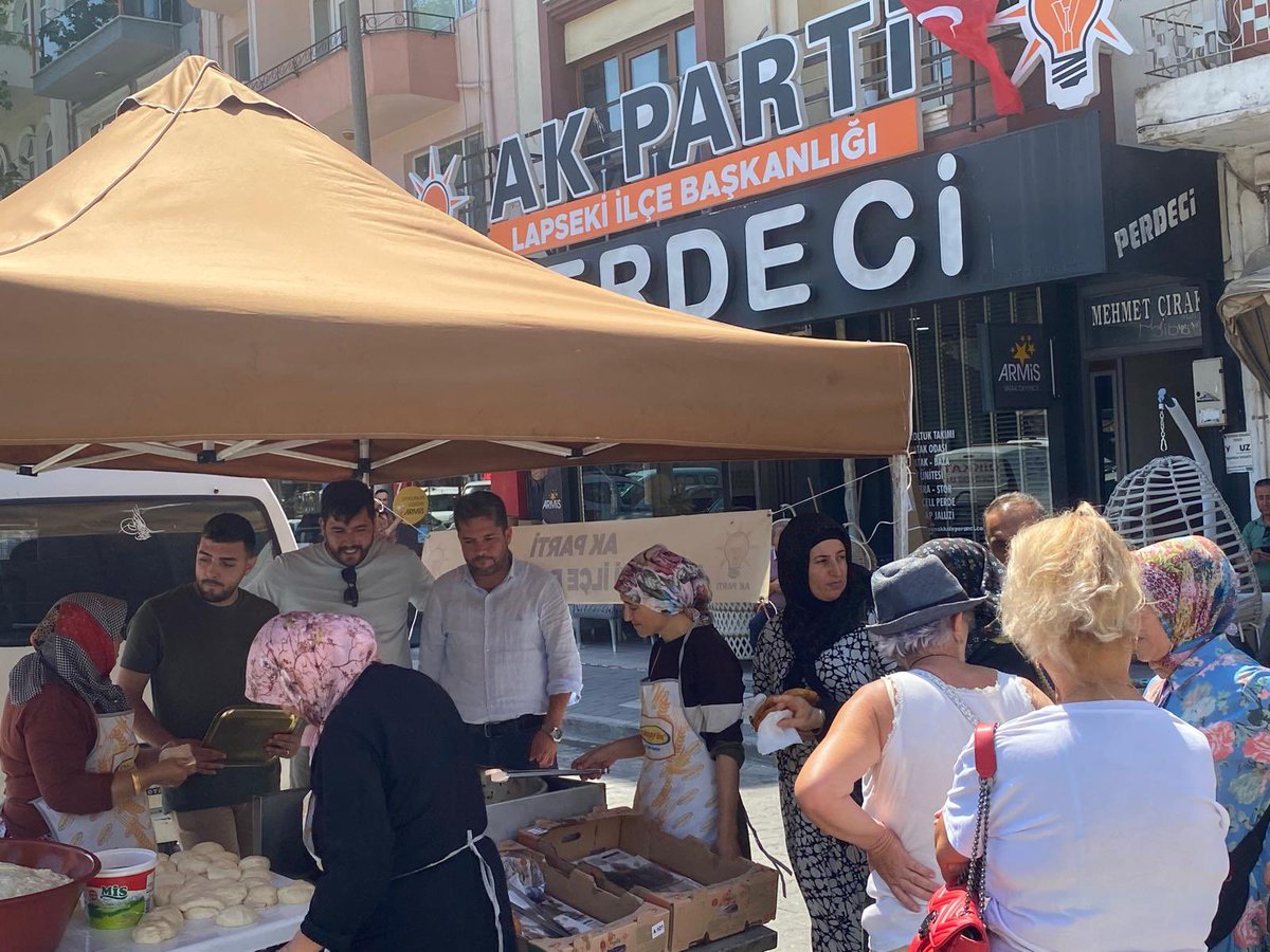 AkPartiLapseki's tweet photo. Partimizin kuruluş yıl dönümünde, birlik ve beraberliğimizin simgesi olarak parti binamızın önünde hemşehrilerimize lokma ikramında bulunduk.
Kurulduğumuz günden bu yana milletimizin hizmetinde olmanın gururunu yaşıyor, “Milletimizle beraber, milletimiz için” anlayışıyla. https://t.co/pCNimFCEl5