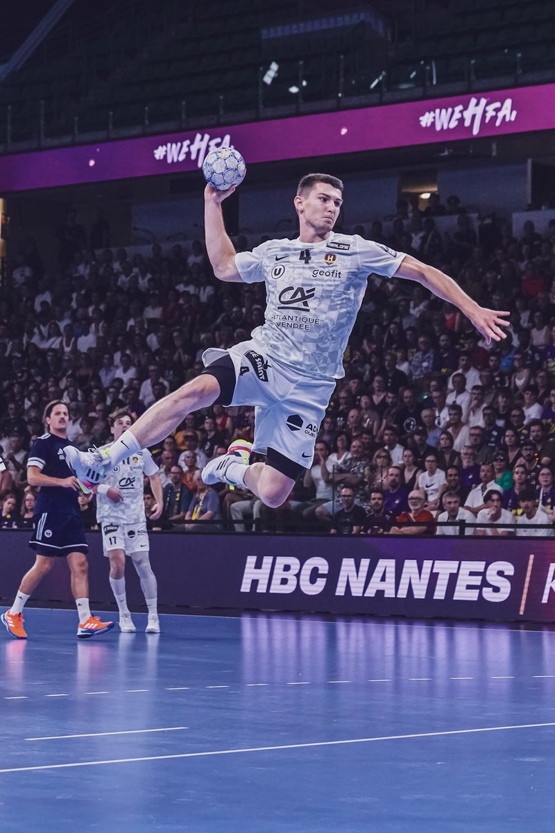 20'

Tremblay retrouve le chemin du but et réduit légèrement l’écart au score, malgré les multiples contre-attaques des hommes de G. Cojean !

14-11

#HBCNTHB