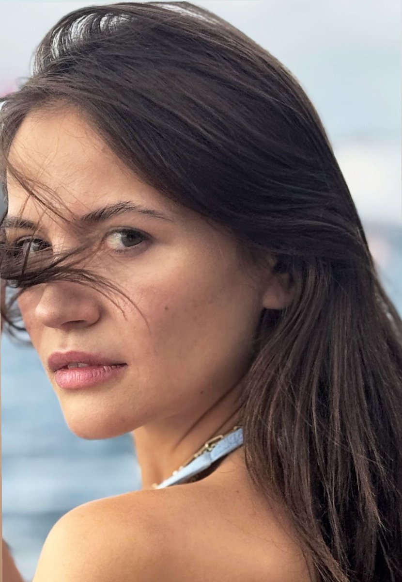 Ben geldim diyemi, kasıldınız 😘

#YağmurYüksel ✨🤌💙