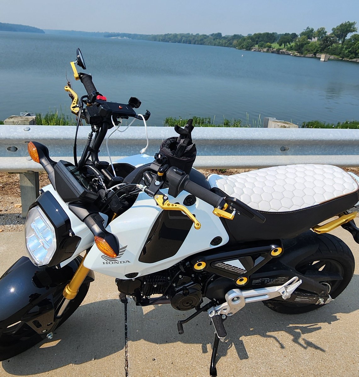 Richard's Honda Grom with this two tone hexagon seat cover - with black sides - really looks sharp!!  Thanks Richard!

cheekyseats.net/collections/ho…
#cheekyseats #hondagrom #madeintheUSA #gromseatcover