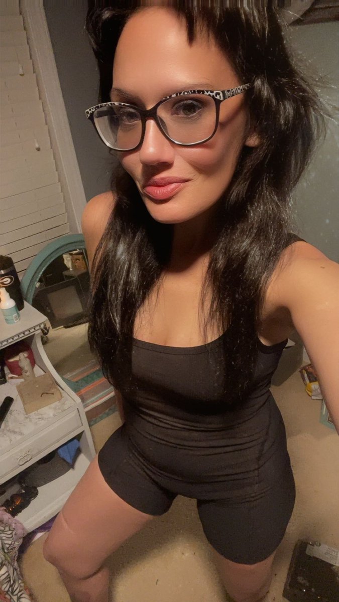 empresslilith11's tweet photo. Hey losers, who's ready for mommy to put you in your place...directly under my pretty little feet. https://t.co/qDp8YQWsF0