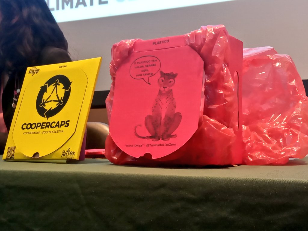 VRSS's tweet photo. day 1 of #LCOY São Paulo at #UFABC brings through Mel Oyá/ Escola Comum the importance of knowledge creation through collab networks as a way to re-engage with knowledge as a #commons and how this dynamics alone is a way to re-discover our rooted in nature indigenous ancestry! https://t.co/OOUKpnh0Qg