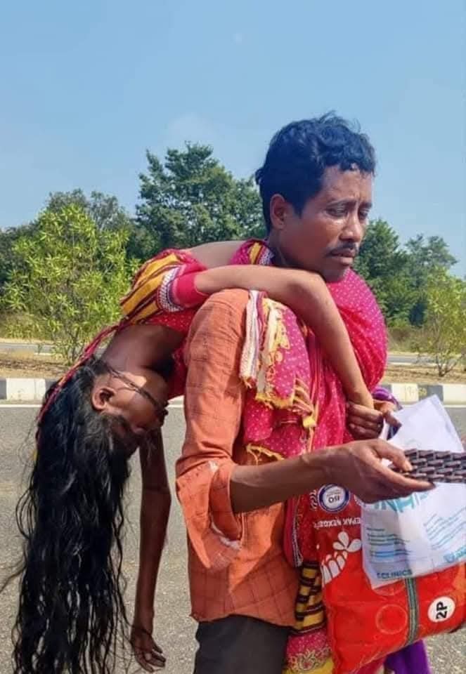 Ladekalpana1's tweet photo. आजादी आज भी हमारे लिए एक अफवाह है! ये तस्वीर आजाद देश की नहीं हो सकती 😡
ये आजादी झूठी है देश की जनता भूखी, नंगी और लाचार है!
#यह_आज़ादी_झुठी_है https://t.co/wWy0dUBa23