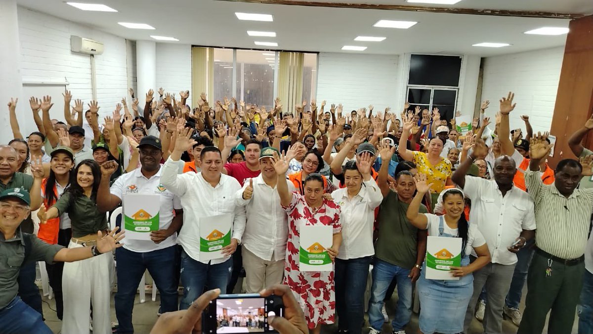 RodrigoHAl's tweet photo. Me llena de orgullo contarles que hoy, en Apartadó, junto con @VIVAantioquia, @GobAntioquia y @alcaldiapartado, socializamos VIVA MI CASA EN OBRA, un proyecto que impulsa el mejoramiento de 115 viviendas rurales y urbanas, con el que seguimos fortaleciendo la economía y generando empleo en nuestra región.

Además, entregamos 55 títulos de propiedad a familias de El Shaday.

En este recorrido también  realizamos una jornada de socialización del plan de sustitución del programa Mi Casa Ya con @CamacolAntioqui, quienes se sumaron a esta iniciativa.

¡Juntos por una Antioquia de propietarios!