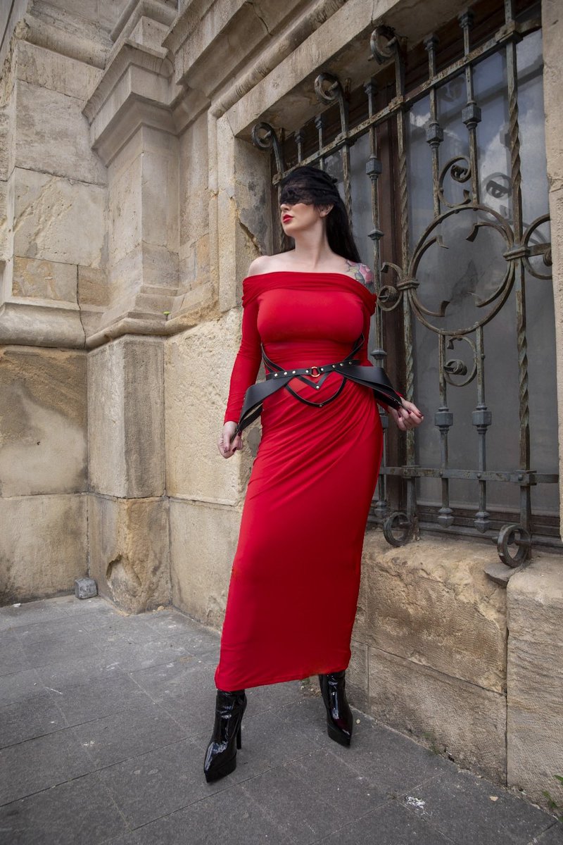 The world bends to those who dare to reign 👑 

Kneel, darling. 
It suits you.