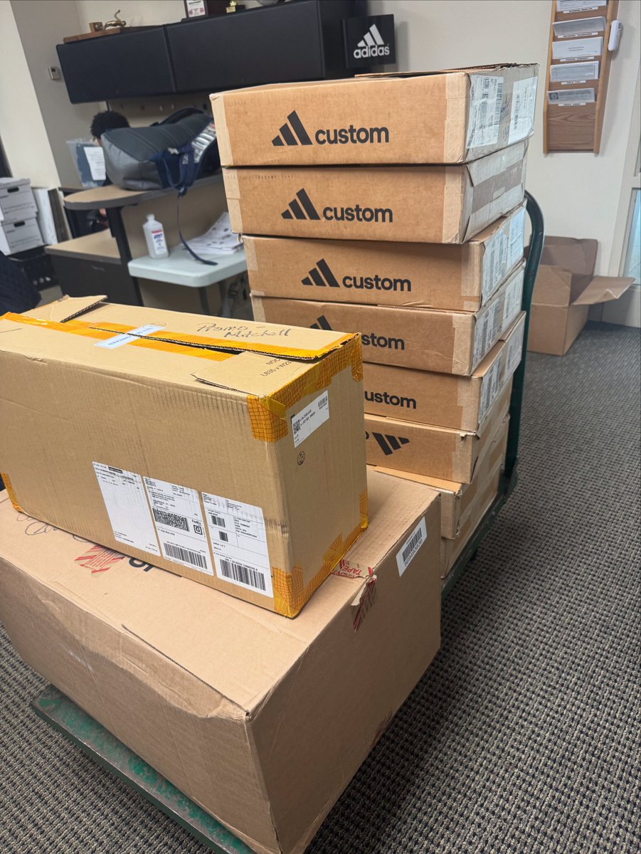 _MITCH1914_'s tweet photo. 4  sets of NEW uniforms #CUSTOM
and our Team shoes are in!!!
#TEAMTOGETHER
🏀🏀🏀🏀🏀🏀🏀 https://t.co/HXVnlrJZ6I