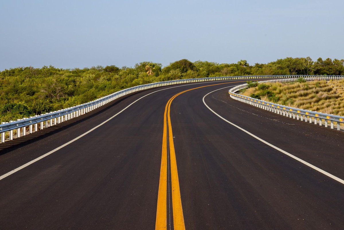 JosePaliza's tweet photo. Con 17 puentes 🛣️ y 19.8 km de longitud, la circunvalación de #Bani 🥭 representa una inversión estratégica que agiliza la movilidad, conecta comunidades y beneficia a más de 5.7 millones de dominicanos. https://t.co/dF0l6vfHQU