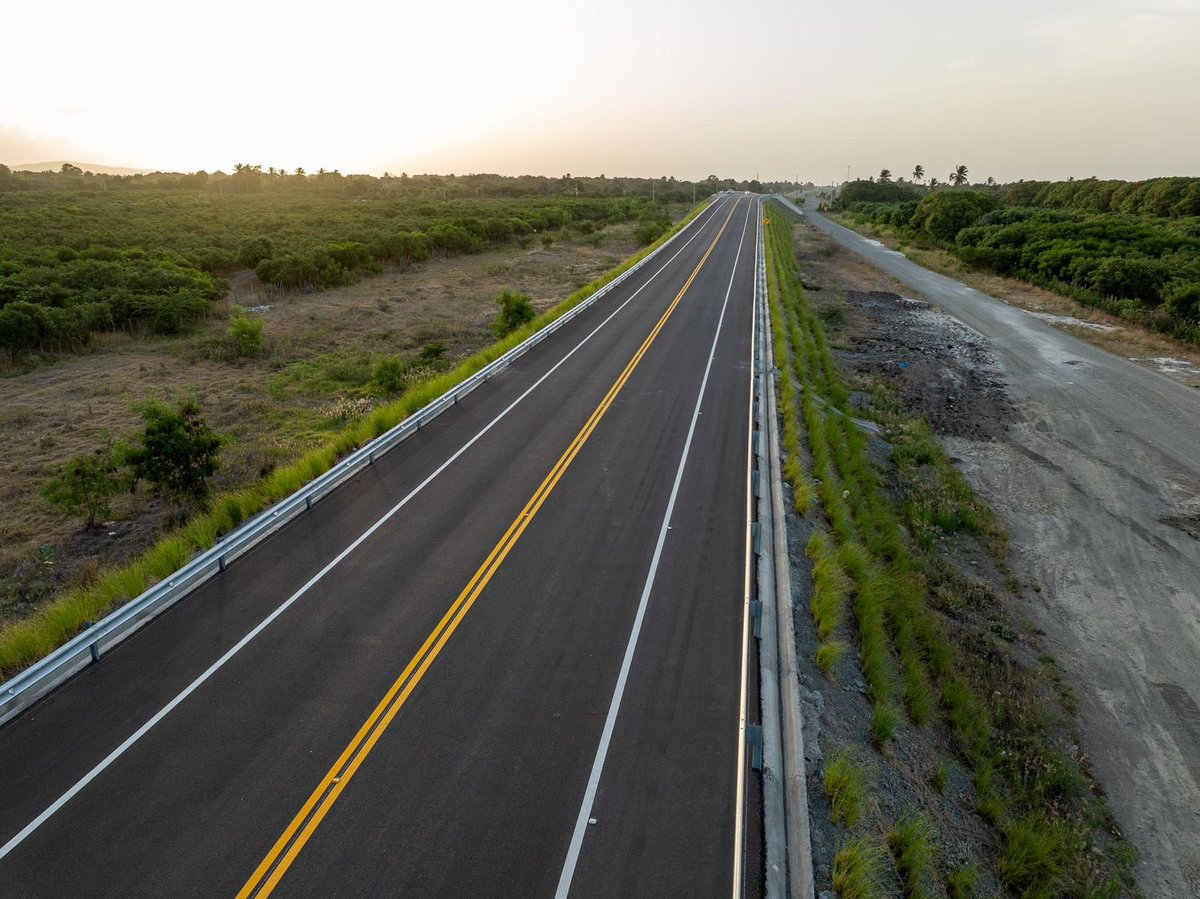 JosePaliza's tweet photo. Con 17 puentes 🛣️ y 19.8 km de longitud, la circunvalación de #Bani 🥭 representa una inversión estratégica que agiliza la movilidad, conecta comunidades y beneficia a más de 5.7 millones de dominicanos. https://t.co/dF0l6vfHQU