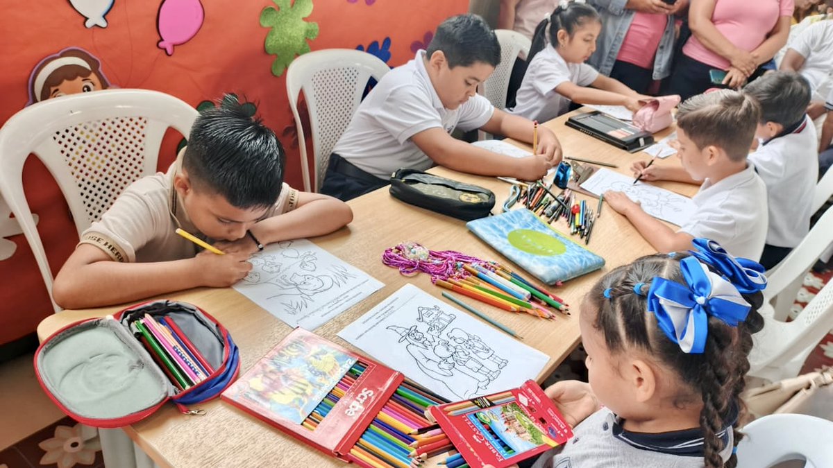 EducacionZ8_Ec's tweet photo. Llevamos a cabo la Gran Final del Concurso "Plan Lector-Encuentro Cultural", donde los estudiantes expresaron su creatividad, sensibilidad y pensamiento crítico a través de la lectura.

¡Felicitamos a todos los participantes! 📚🎉

#JuntosLeemos
#ElNuevoEcuador https://t.co/P4CKt6KQwE